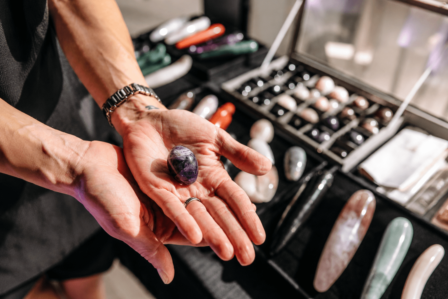 How to choose your crystal: A complete guide to Yoni Eggs, Wands and Plugs by stone - Yoni Wanderland